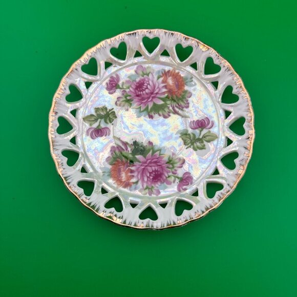 VINTAGE 6" ROUND SAUCER PLATE, FLORAL. GOLD RIM WITH HEARTS DESIGN - Picture 2 of 6